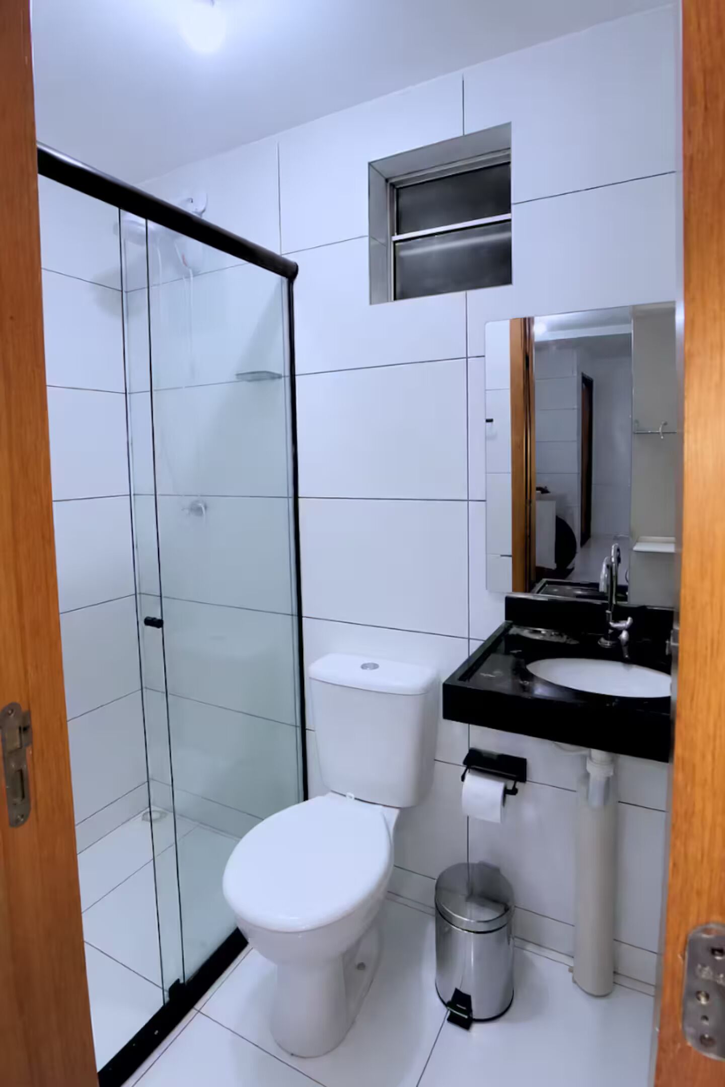 Toalhas de banho, sabonete, papel higiênico 