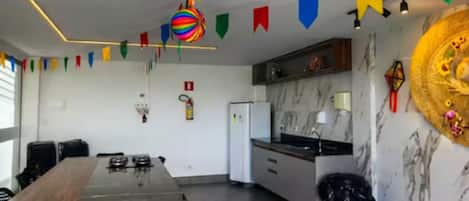 Refrigerador, microondas, parrilla de estufa y condimentos