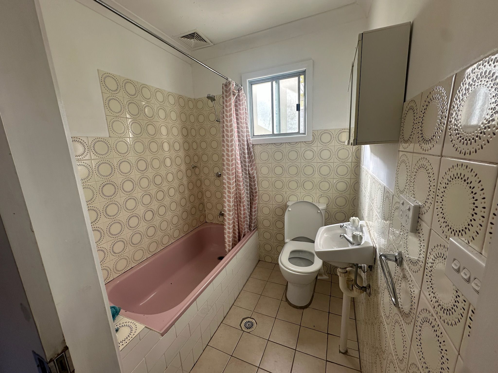Secadora de cabello, toallas, jabón, papel de baño 