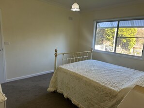 Room - Cheerful cottage in peaceful setting yet close to the exciting Bowral Hub (Welby)