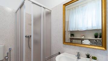 Doccia, asciugamani, shampoo, carta igienica