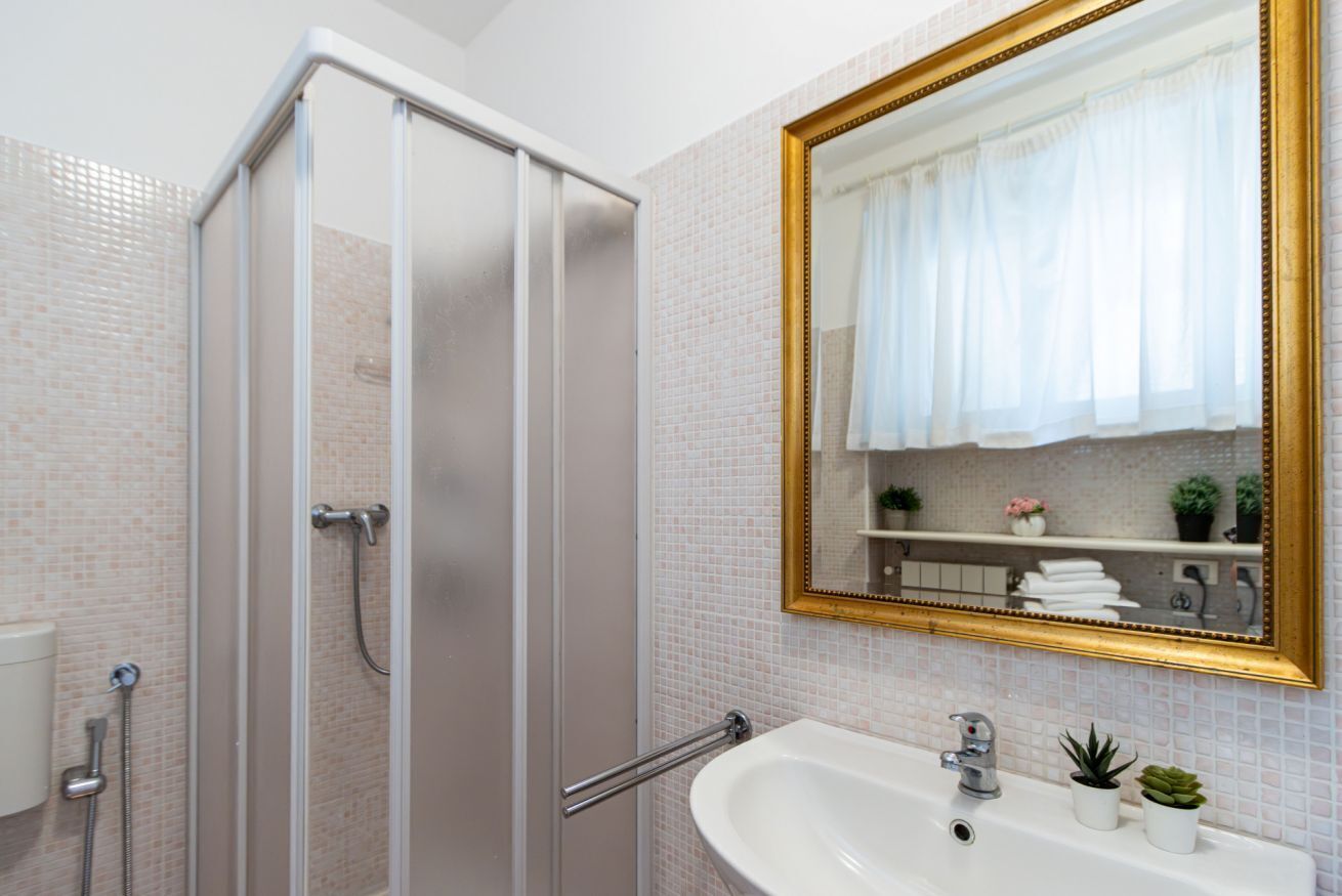 Douche, serviettes fournies, shampoing, papier toilette