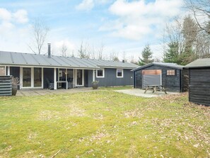 A modern house with a covered patio, a small shed, and a lawn. - 6 Person Holiday Home in Herning (Herning)
