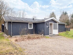 A single-story building with a dark exterior, a small window, and a door. - 6 Person Holiday Home in Herning (Herning)