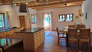Comfort-Apartment, 1 Schlafzimmer, Gartenblick | Wohnbereich | 50-Zoll-Flachbildfernseher mit Kabelempfang