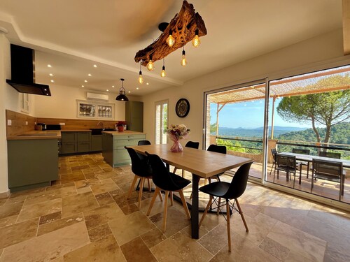 Provençal Villa with Private Pool, Panoramic Views & Sleeps 10