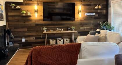 Ski-in/Ski-out with private hot tub in Eagle's Court at Wintergreen Resort!