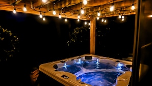 Ein Whirlpool mit Bedienfeld, umgeben von Lichterketten.