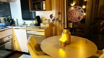 Chalet | Private kitchen | Fridge, microwave, oven, dishwasher