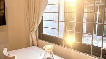 Kamar Double atau Twin Deluks, patio, pemandangan kota | Tempat makan