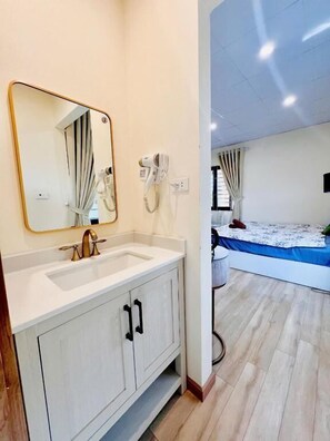 ห้องดีลักซ์ดับเบิล, วิวเมือง | ห้องน้ำ | ของใช้ในห้องน้ำฟรี, ไดร์เป่าผม, รองเท้าสวมภายในห้อง, ผ้าเช็ดตัว