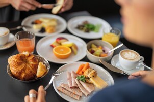 Se ofrece un desayuno bufé todos los días (por un coste adicional)