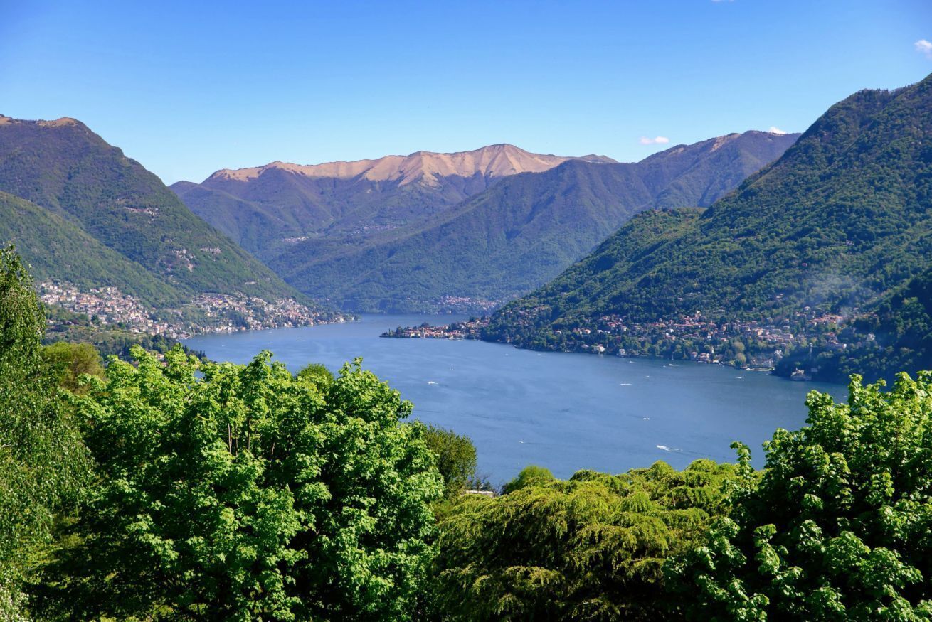Eine Berglandschaft mit einem See und einer Stadt.