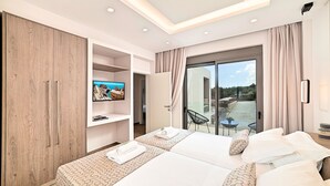 Una habitación de hotel moderna con una cama grande, un televisor y un balcón con puerta corrediza de vidrio.