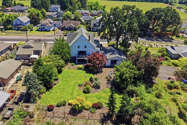 An aerial view of a residential area with houses, a large lawn, and a driveway. - 5BR Carlton guesthouse with hot tub, patio, and fire pit (Carlton)