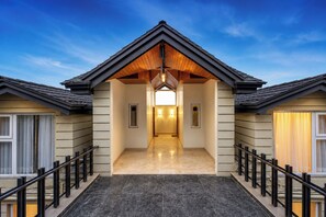 Deluxe Apartment | Exterior - ELIVAAS Privé Royce Silver Oak APT (Kasauli)