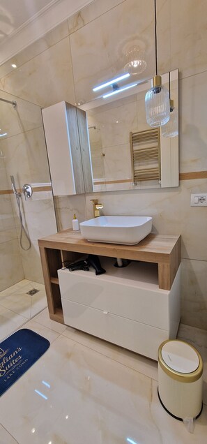 Articles de toilette gratuits, sèche-cheveux, serviettes fournies, savon