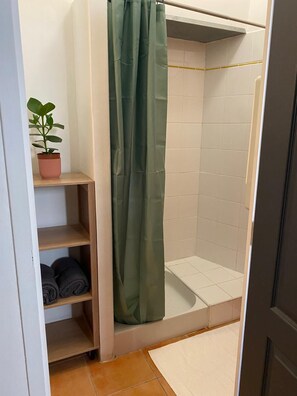 Toilet paper - Vrbo Property (Nîmes)