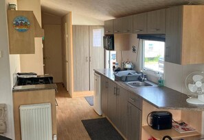 Fridge, microwave, oven, stovetop - House Sleeps 8 With Parking and Balcony (Skegness)