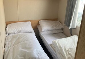 3 bedrooms, iron/ironing board, free WiFi - House Sleeps 8 With Parking and Balcony (Skegness)