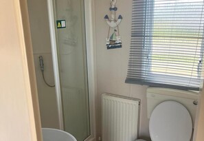 Shower, hair dryer - House Sleeps 8 With Parking and Balcony (Skegness)