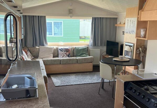 Interior - House Sleeps 8 With Parking and Balcony (Skegness)