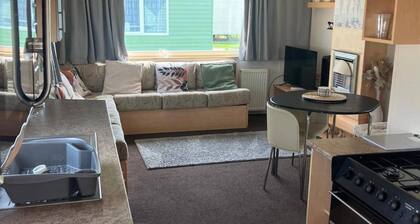 House Sleeps 8 With Parking and Balcony