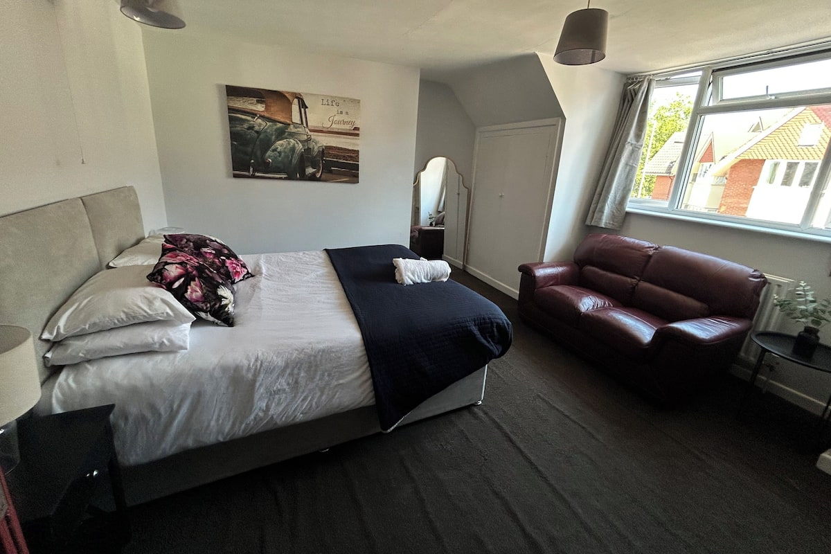 Habitación básica doble, vista a la ciudad | Ropa de cama de alta calidad, wifi gratis y decoración personalizada 