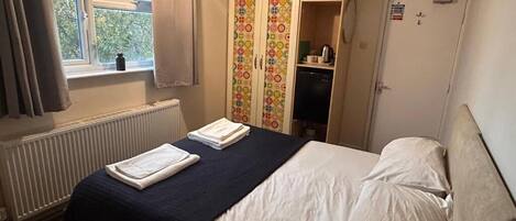 Chambre Confort Double ou avec lits jumeaux, vue ville | Wi-Fi gratuit