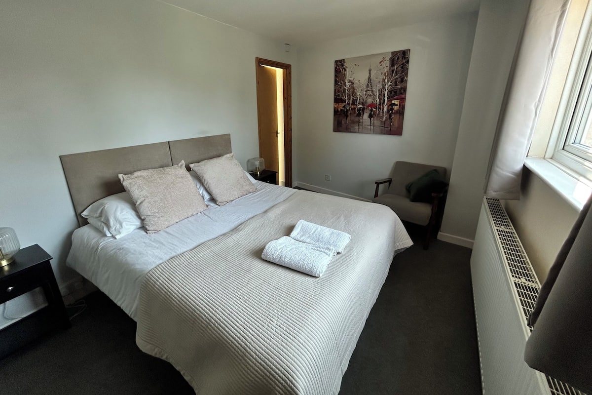 Habitación Confort con 1 cama matrimonial o 2 individuales, vista a la ciudad | Ropa de cama de alta calidad, wifi gratis y decoración personalizada 