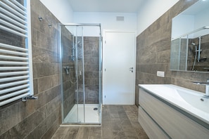 Bathroom - Due Stelle – Terrace Overlooking Lake Como – Musso (Musso)