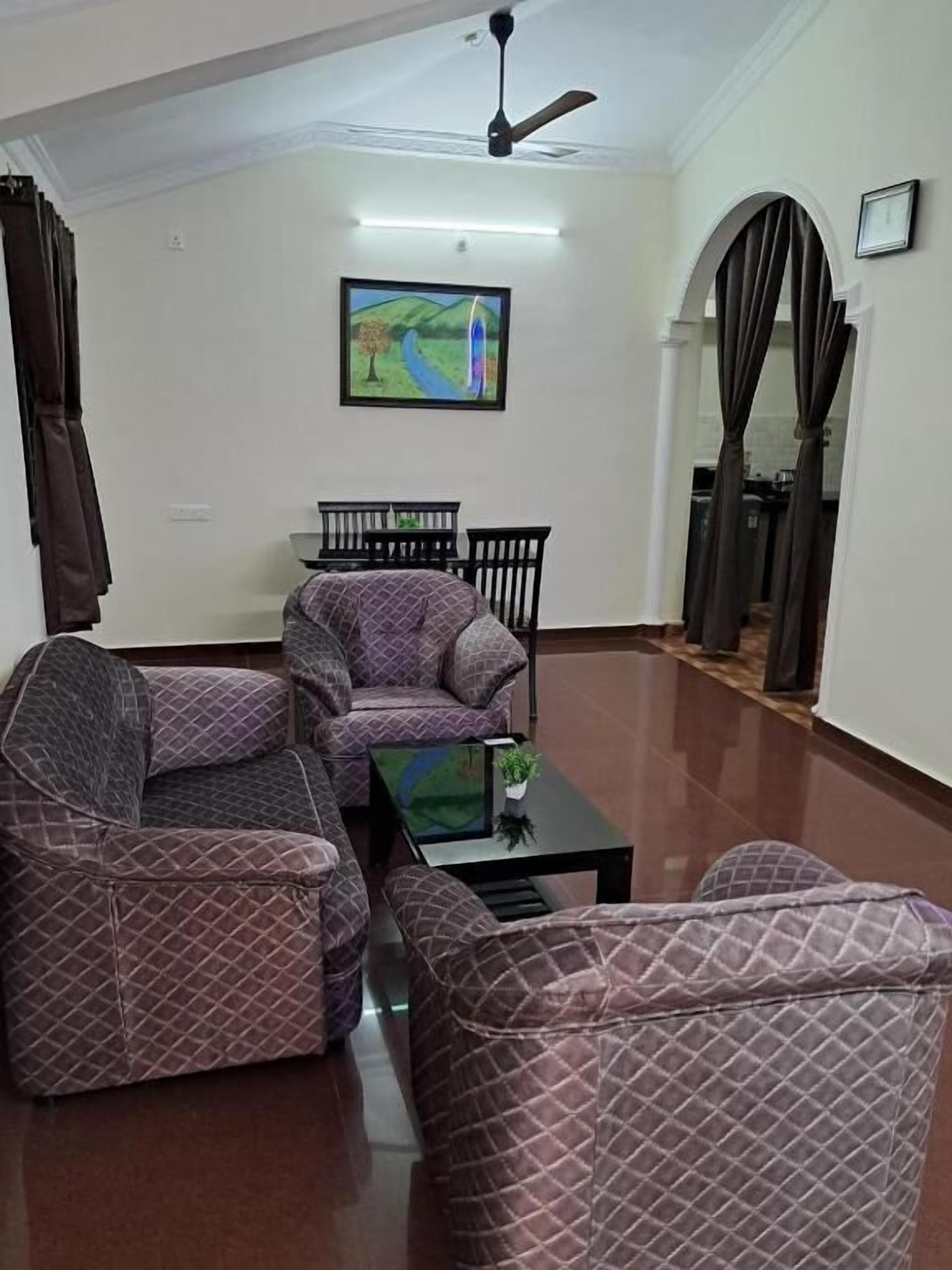 Deluxe Room, Balcony | Living area