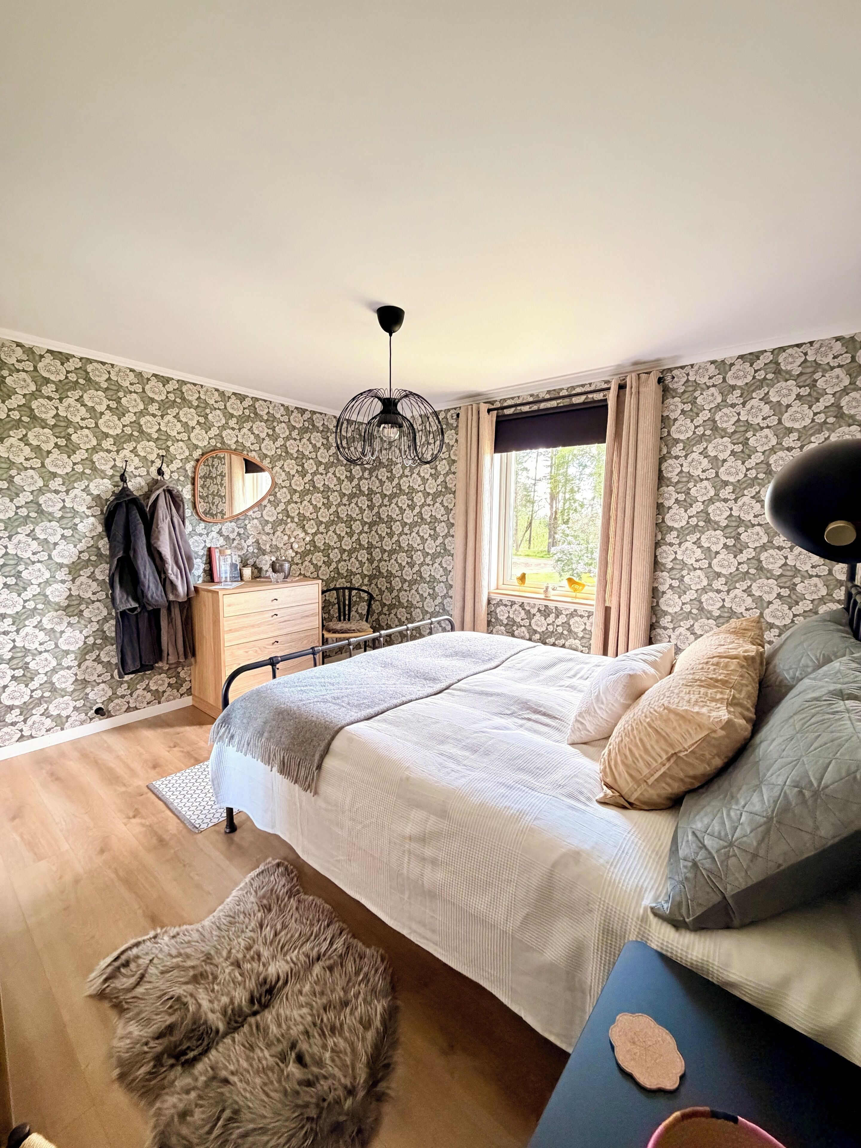 Een strijkplank/strijkijzer, wifi, beddengoed