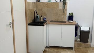 Cafeteira/chaleira, geladeira, micro-ondas, cooktop