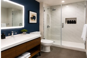 Superior-Zimmer | Badezimmer | Kostenlose Toilettenartikel, Haartrockner, Handtücher, Seife