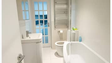 Combined shower/tub, deep soaking tub, towels