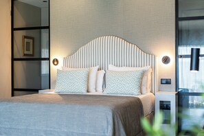 Een minibar, een kluis op de kamer, verduisterende gordijnen, reisbedje