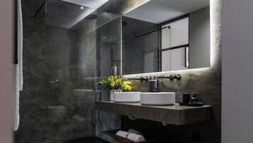 Dusche, Haartrockner, Handtücher, Seife