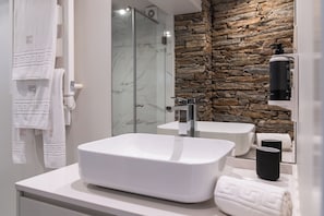 Studio, uitzicht op wijngaard | Badkamer | Een douche, een haardroger, handdoeken, zeep