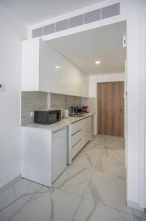 Private kitchen - Mackenzie Signature Studio Suite in Larnaca (Larnaka)