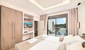 Ein modernes Hotelzimmer mit einem großen Bett, einem Fernseher und einer Glastür zum Balkon.