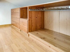A wooden room with a built-in bench, a coat rack, and a small shelf. - EnDi - Cozy & Authentic Apartment in Asti (Asti)