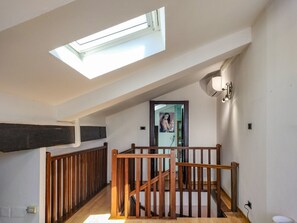 Eine Treppe mit Holzwangen und einem Oberlicht.