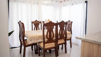 Villa, 3 soverom, terrasse | Spisestue