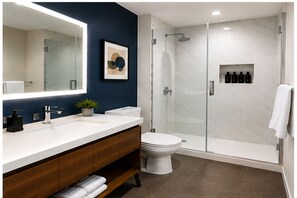 Junior-Zimmer | Badezimmer | Kostenlose Toilettenartikel, Haartrockner, Handtücher, Seife