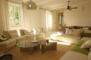 A living room with a sofa, armchairs, a coffee table, and a ceiling fan. - Louna room (Saint-Victor-la-Coste)