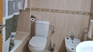 مراحيض شطف، مناشف، صابون، ورق حمّام