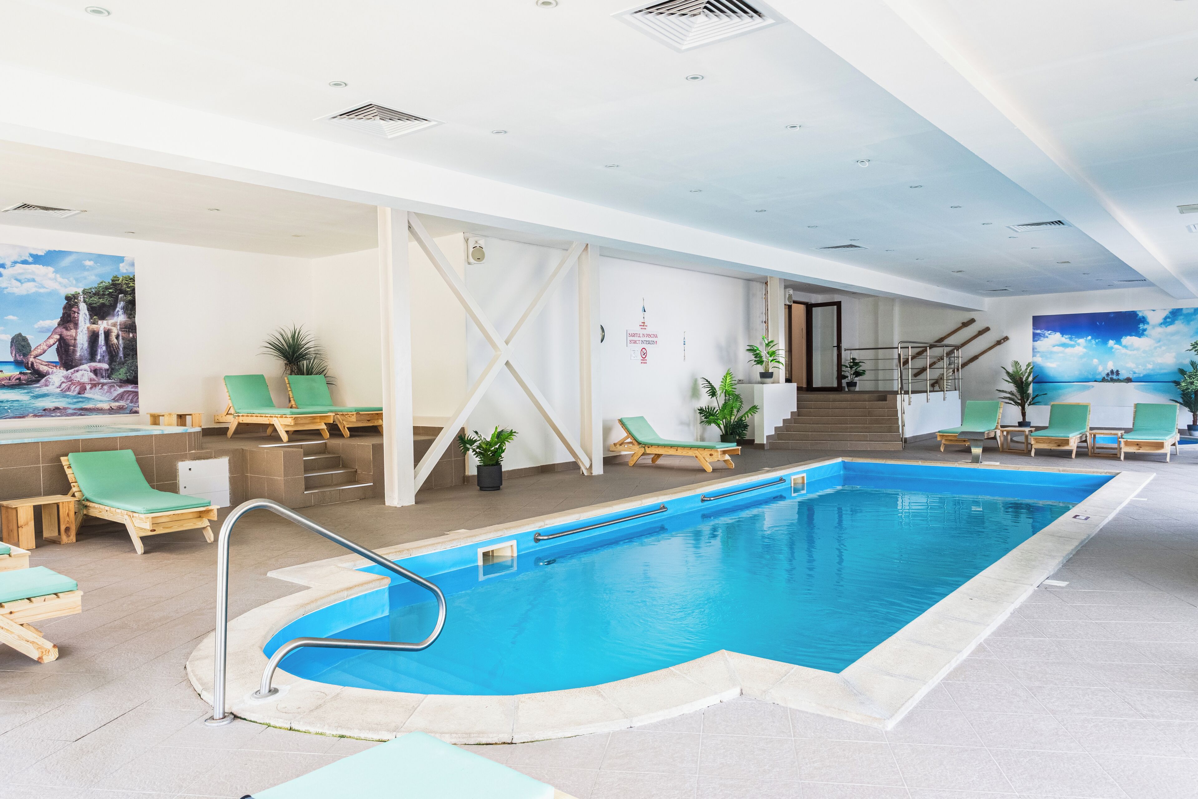 Piscine couverte, piscine extérieure (ouverte en saison)