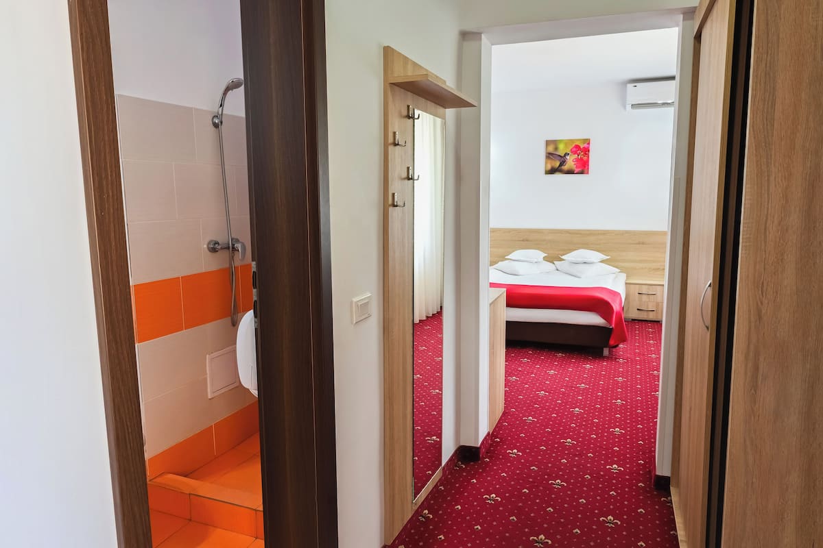Deluxe-Doppelzimmer, Blick auf den Innenhof | Schallisolierte Zimmer, kostenloses WLAN