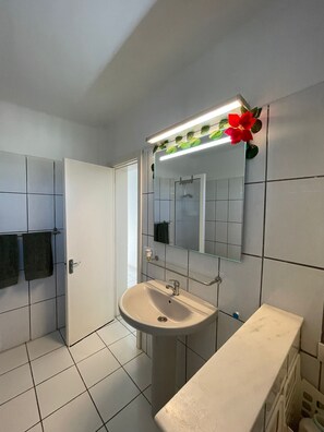 Shower, hair dryer, towels - Harmony House – Experience the Magic of Lanzarote in the Heart of Costa Teguise (Costa Teguise)